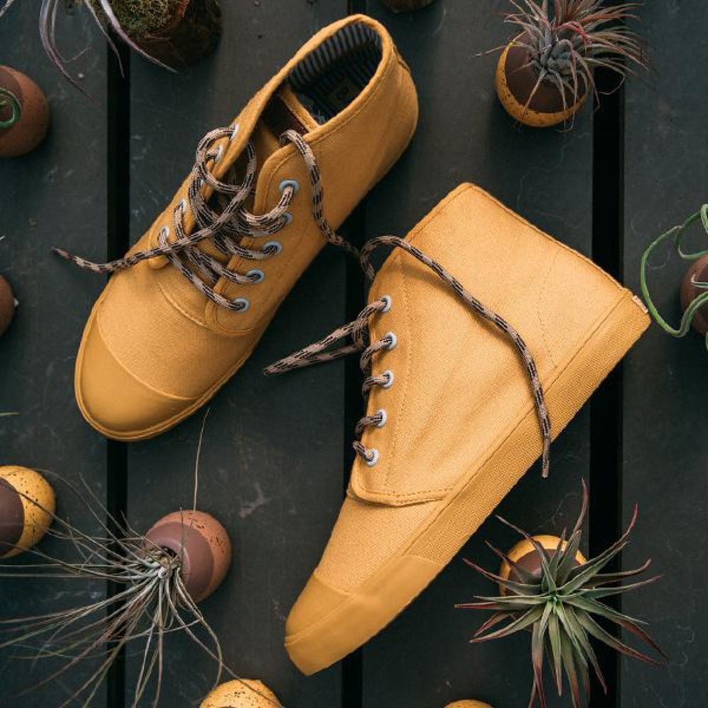 WORN ONCE- yellowstone high top bangs